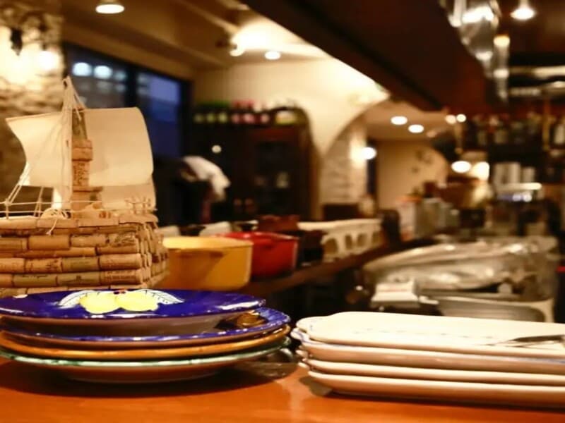 見た目も美味しい一品に仕上がるよう、お皿にもこだわっています