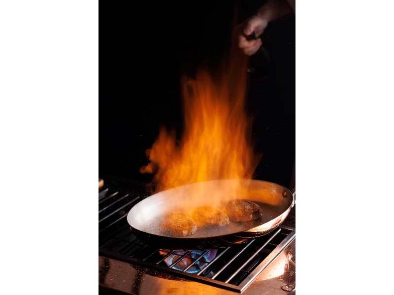 【追加オプション】
フランベワゴンサービス（1人前）
※最低30食となります。

目の前でワゴンが登場し、シェフが目の前で炎を灯しながら仕上げるフランベ！
香ばしい香りとともに、食事がまるでショーのような特別な体験に変わります。