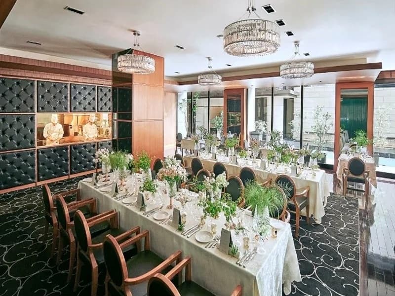 【リストランテ】
結婚記念日や誕生日などのお祝い、会食や接待などのビジネス、企業のパーティーやイベント、歓送迎会、そして、ウェディングなど、目的や人数、ご予算に合わせたプランをご提案いたします。