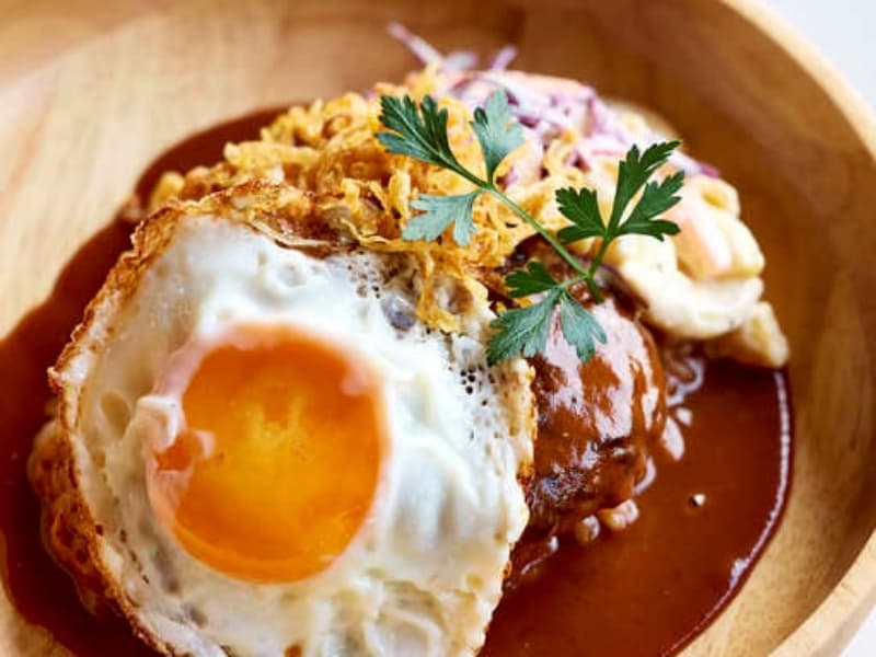 【ロコモコプレート】ハンバーグと目玉焼きに、コールスローとマカロニサラダを添えた本場ハワイアン・スタイル。フォンドヴォーに芳醇なバターを合わせたTiki’sTokyoオリジナルのブラウンバターソースが味の決め手。