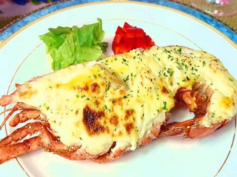 ぷりっぷりのロブスターは赤ワインソースとスパイスの効いたケイジャンソースで仕上げ