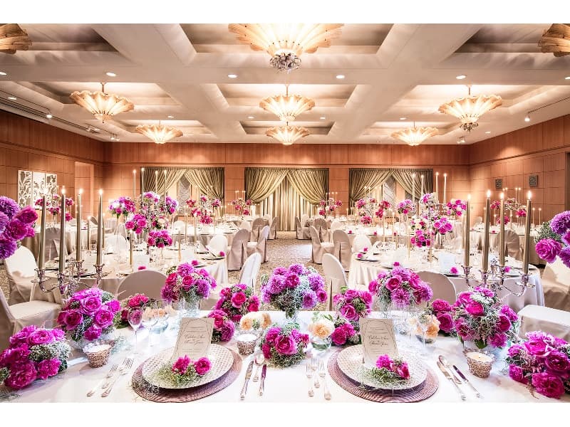ベネチアングラスのシャンデリアが印象的な中宴会場「アンバサダーズ ボール ルーム」は2分割が可能。その1/2のスペース（S）を使用した正餐イメージ。