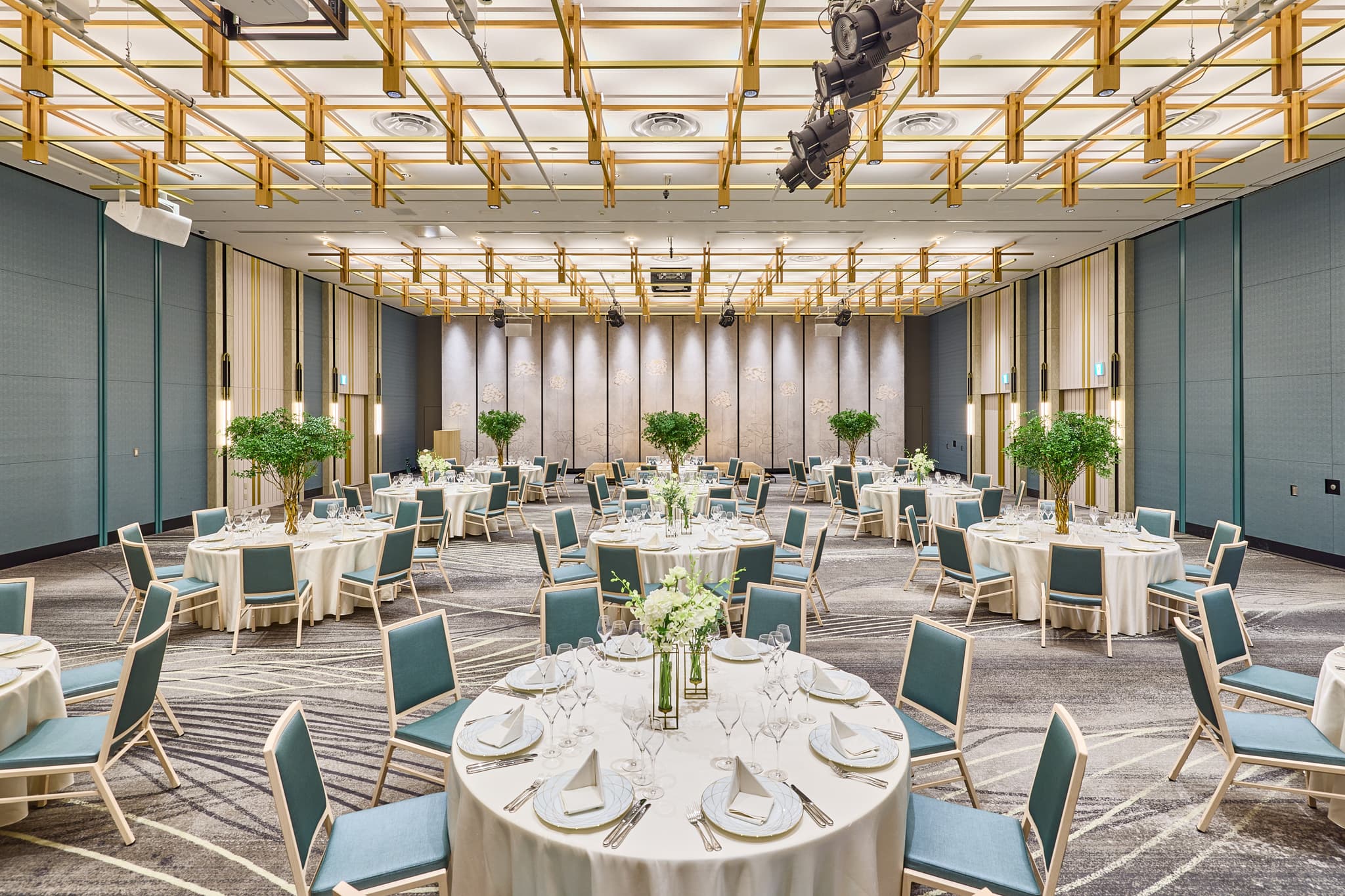 3F オーキッドボールルーム　最大378名様まで収容可能なバンケットルーム。セミナーや会食、婚礼などどんなお集まりにもおすすめです。ゆとりあるホワイエスペースも備えています。