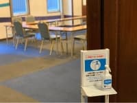 新型コロナウイルス対策として、アルコール手指消毒剤を設置しております。