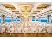 相模灘を望む開放的な空間と華やかなシャンデリアが印象的なメインバンケットホール「サロン・ド・錦鱗」。