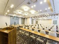 ■宇治伏見（分割利用可）
面積：165㎡
料金：¥60,000／3時間
スクール型：100名
シアター型：180名
口の字型：54名