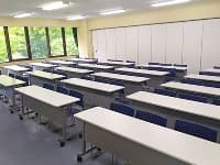 スクール形式で50名ご利用可能です。
会議室を2室つなげて利用することもできます。