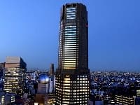 美しい東京の夜景と花と緑に囲まれた上質な空間。ロビーにひとたび足を踏み入れた瞬間、そこには都会の中心にいることを忘れさせてくれる静寂と優雅さが兼ね備えられた独特の空気感が流れています。