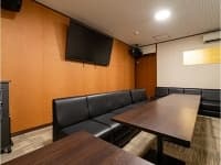 カラオケルーム完備。
大人数用（20名）・少人数用（10名）ございます。