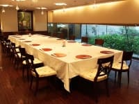 【ローズ】ROSE
60～70名まで収容可能
着席・立食