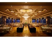 相模灘を望む夜景とともに楽しむ華やかなディナービュッフェスタイルのパーティー会場「サロン・ド・錦鱗」。