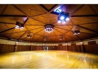【ミニドーム】
12角形の屋根が特徴的なミニ体育館です。卓球とバドミントンをお楽しみいただけます。
会議やミーティングなどにもご利用いただけます。
※ 業務用扇風機が備えてあります。
※Wi-Fi環境はありませんが、ポケットWi-Fiの事前ご予約を承ります。