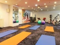 [団体様向け]フィットネスルーム
館内みんなでワークアウト!トレッドミルにエアロバイク、バランスボール、ヨガマットと本格的なラインナップ。
外が雨でも楽しめるので、フィットネスマシンで汗を流して、身体の中からデトックス。また大型モニターもあり、スポーツ団体様の合宿にも最適です。