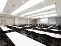 ホール（230㎡）
スクール最大140名　島型最大72名（6名×12島）
