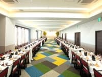 【会場：大ホール】
着席100名・立食120名様まで可能で、大人数の会議や集まりに最適な会場です。