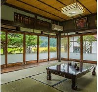 里山にある大きな古民家でゆったりと寛ぎませんか。
畳敷きの大広間からは、庭や田園風景、山並みを眺めることが出来ます。