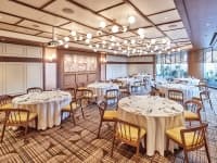 4F THE ORIENTAL ROOM（ジ オリエンタル ルーム）120㎡
着席72名様／立食80名様

木の温もりが溢れ大きな窓からは柔らかく光がふりそそぎます。上質ながらもゲストと温かいお時間をお過ごしいただけます。