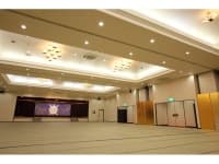 研修や宴会など用途に合わせて使える大宴会場
350名収容出来る250帖の大宴会場は洋室としても和室としても使用する事ができます。社員旅行で使用される企業様は昼は社員研修の場として、夜は楽しい大宴会の場としてご活用下さい。