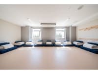 全館で43部屋、コンパクトに楽しめるお部屋から、
ゆったりとくつろぐことのできる広いお部屋まで、幅広いタイプのお部屋をご用意しています。
また、和室と洋室をご用意しているため、
老若男女問わずご利用いただきやすい宿泊拠点としてお楽しみいただけます。