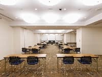 ■こがね（分割利用可）
面積：44㎡〜140㎡
料金：¥20,000〜¥62,000／3時間
スクール型：24〜99名
シアター型：40〜128名
口の字型：24〜54名