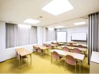 【研修室】34㎡（10坪）
教室スタイル２５名まで可　２分割も可能　　
同タイプで　２室あり