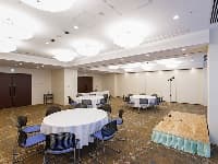 ■もえぎ（分割利用可）
面積：57㎡〜254㎡
料金：¥26,000〜¥113,000／3時間
スクール型：36〜170名
シアター型：56〜240名
口の字型：30〜78名
