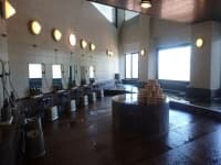 【本館　温泉大浴場】
開放感たっぷりの大浴場で心もからだもリフレッシュ