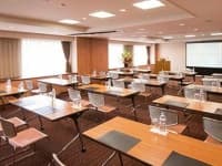 フォーラムBタイプ:
スクール形式での利用例。
1卓2名掛けのライティングデスクはクロスなしでご利用いただいております。