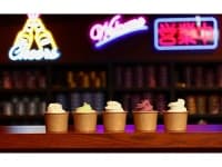 館内には昭和レトロな雰囲気を楽しめるバーラウンジを備えており、お酒のほかアイスクリームも気軽にお楽しみいただけます。なお、ドリンク・アイスクリームは有料となり、セルフスタイルでのご利用となります。