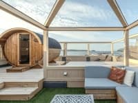 太平洋と加太漁港を見晴らす最上階に設けられた
ルーフトップ サウナ＆スパKisssshu Gazebo～キッシュー・ガゼボ～