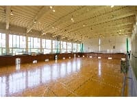 体育館で体を動かすアクティビティはいかがでしょうか。
49m×30mの大きい体育館となっております。