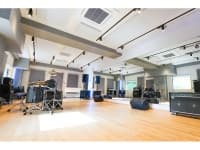 防音スタジオは大小4種類のお部屋をご用意。楽器機材を捌けての利用や、会議室としての利用も可能です。