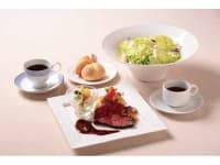 昼食はレストランにてご案内致します。
洋食セットメニュー例。