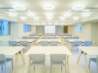 【会場：HALL】
最大60名様まで収容可能です。