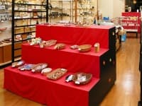 【売店】
名物もみじの天ぷらや京漬物、生八つ橋など各種おみやげものを取り扱っております。