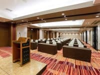 【浅間】音響・調光システム等、機能面にも優れた汎用性の高い宴会場です。
十分なスペースがございますので200名前後のシアター形式でのご会合や着席ブッフェなどにも対応できます。