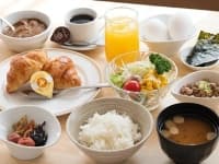 ご朝食には、自慢の栗原産「ひとめぼれ」と相性抜群の朝カレー、手早く食べられる「ねばねばのっけ丼」などをバイキング形式でご用意しております。