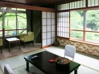 川側の和室8畳。高雄の自然を満喫できる、清滝川の清流に面したお部屋。
