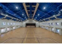 総合研修館
定員：500名
サイズ：約34m × 約22m =740㎡（ステージ含む）
設備：冷暖房空調完備
入所式、退所式、レクリエーション、体験プログラム、研修、各種スポーツに利用できます。