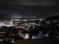 【テラス】
展望テラスはご宿泊者様は自由に出入りできます。
（別府湾側の夜景）