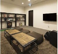 ラウンジ（少人数会議にご利用頂けます）

５０インチＴＶ、ボードゲーム、ＴＶゲーム、マッサージチェアなどあります。
夜のご歓談にも最適です。