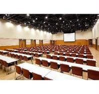 【KFC Hall/402㎡+α】
ホワイエ（266㎡）やバックスペース（86㎡）、控室まで付いた大型ホール。会議室との連動利用も可能です。