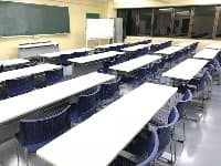 スクール形式で50名ご利用可能です。
会議室を2室つなげて利用することもできます。