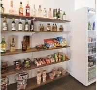 館内に売店があり、軽食、お菓子、お酒など購入可能です。