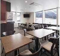 ダイニング（会議や研修でご利用頂けます）

ソフトドリンクフリー。
ホワイトボード、プロジェクター、スクリーンを無料レンタルします。
席数は最大で２６席。
配置によって、様々な形でご利用頂けます。