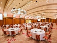 ２階「ライフォートホール全」
　面積 877㎡ ／ 坪数 265坪 ／ 天井高 7ｍ
　（３つに分割してご利用いただけます）

美しい丸天井を彩る光が、空間を多様に演出します。

～ご会食収容人数～
　着席 500名様　立食 800名様