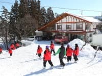 【外観/冬】
ロッジトニーマックスの外観（冬）になります。冬期間は目の前に広がる雪一色に染まった景色をお楽しみください。