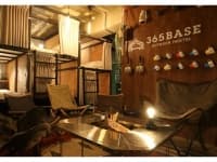 【個室】キャンプドミトリー《BBQ付》　37.8㎡（定員10名程度）
キャンプ気分を一年中楽しめる「屋内キャンプルーム」は、合宿や大人数での宿泊に最適です。セパレートされたベッドスペースで、プライバシーを保ちながら快適に過ごせます。
