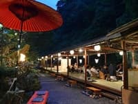 夏の夜の川床