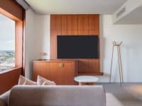 ［コーナースイート 43㎡］角部屋、高層階（13階・14階）

ミニバーフリー／ベッドルームとリビングルームを設けた明るい空間

新都心のビル群や人気の線路を眺めていただけます　ソファーベット追加で最大3名様までご利用可能